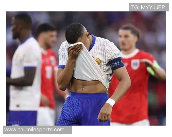 姆巴佩突入禁区遭对方侵犯却未获裁判判罚引发争议